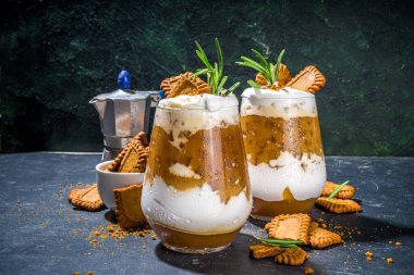 Bisküvi kahveli latte, kurabiye, kurabiye, krema ve biberiye dekoru. 