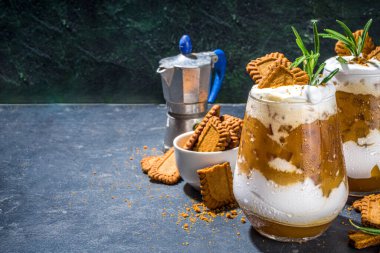 Bisküvi kahveli latte, kurabiye, kurabiye, krema ve biberiye dekoru. 