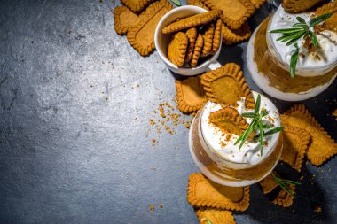 Bisküvi kahveli latte, kurabiye, kurabiye, krema ve biberiye dekoru. 