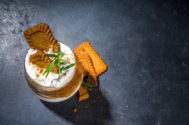 Bisküvi kahveli latte, kurabiye, kurabiye, krema ve biberiye dekoru. 