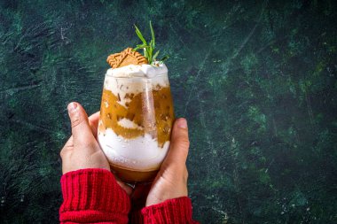 Bisküvi kahveli latte, kurabiye, kurabiye, krema ve biberiye dekoru. 