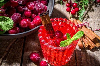 Tarçın çubuğu ve naneli yaban mersini kokteyli.