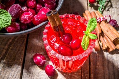 Tarçın çubuğu ve naneli yaban mersini kokteyli.