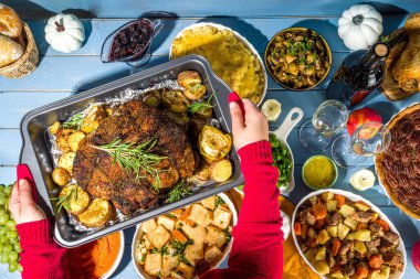 Geleneksel Şükran Günü yemeğiyle birlikte Şükran Günü sofrası. Tavuk, patates püresi, taze fasulye, cevizli turta, fırında domuz eti, peynirli makarna, dolma, modern sert, güneşli, yassı bir ev.