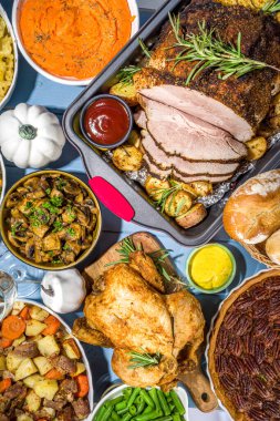 Geleneksel Şükran Günü yemeğiyle birlikte Şükran Günü sofrası. Tavuk, patates püresi, taze fasulye, cevizli turta, fırında domuz eti, peynirli makarna, dolma, modern sert, güneşli, yassı bir ev.
