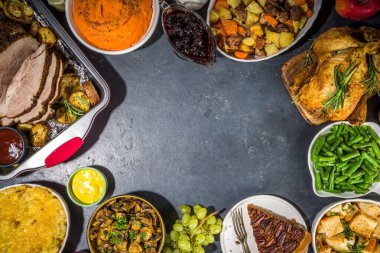 Geleneksel Şükran Günü yemeğiyle birlikte Şükran Günü sofrası. Tavuk, patates püresi, taze fasulye, cevizli turta, fırında domuz eti, peynirli makarna, dolma, modern sert, güneşli, yassı bir ev.