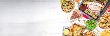 Geleneksel Şükran Günü yemeğiyle birlikte Şükran Günü sofrası. Tavuk, patates püresi, taze fasulye, cevizli turta, fırında domuz eti, peynirli makarna, dolma, modern sert, güneşli, yassı bir ev.