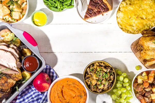 Thanksgiving Tisch Mit Neuen Traditionellen Erntedank Speisen Huhn Süßkartoffelpüree Grüne — Stockfoto