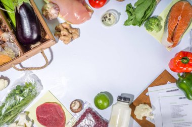 Yemek seti teslimat konsepti. Çeşitli sağlıklı yemek malzemeleri koyun et, sebze, meyve, baharat ve yemek tarifleri. İnternetten şef malzemeleri sipariş etmek, market teslimatı.
