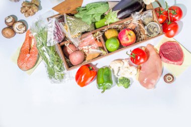 Yemek seti teslimat konsepti. Çeşitli sağlıklı yemek malzemeleri koyun et, sebze, meyve, baharat ve yemek tarifleri. İnternetten şef malzemeleri sipariş etmek, market teslimatı.
