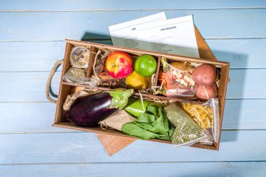 Yemek seti teslimat konsepti. Çeşitli sağlıklı yemek malzemeleri koyun et, sebze, meyve, baharat ve yemek tarifleri. İnternetten şef malzemeleri sipariş etmek, market teslimatı.