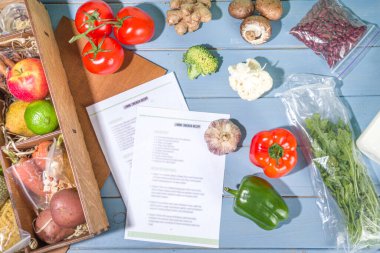 Yemek seti teslimat konsepti. Çeşitli sağlıklı yemek malzemeleri koyun et, sebze, meyve, baharat ve yemek tarifleri. İnternetten şef malzemeleri sipariş etmek, market teslimatı.