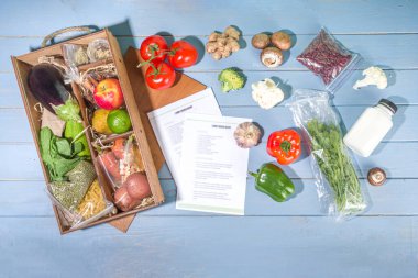 Yemek seti teslimat konsepti. Çeşitli sağlıklı yemek malzemeleri koyun et, sebze, meyve, baharat ve yemek tarifleri. İnternetten şef malzemeleri sipariş etmek, market teslimatı.