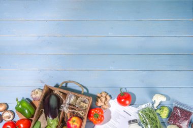 Yemek seti teslimat konsepti. Çeşitli sağlıklı yemek malzemeleri koyun et, sebze, meyve, baharat ve yemek tarifleri. İnternetten şef malzemeleri sipariş etmek, market teslimatı.