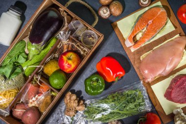 Yemek seti teslimat konsepti. Çeşitli sağlıklı yemek malzemeleri koyun et, sebze, meyve, baharat ve yemek tarifleri. İnternetten şef malzemeleri sipariş etmek, market teslimatı.