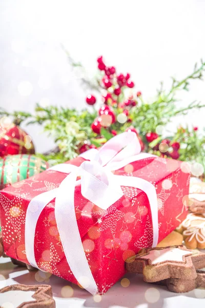 Різдвяний Вітальна Листівка Фон Кулями Ялинки Прикрасами Червоною Подарунковою Коробкою — стокове фото