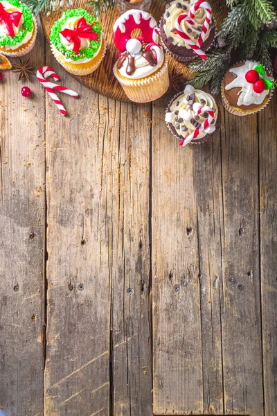 有趣的圣诞纸杯蛋糕圣诞装饰和象征上有糖釉面的自制甜纸杯蛋糕 木制背景上有圣诞装饰 — 图库照片