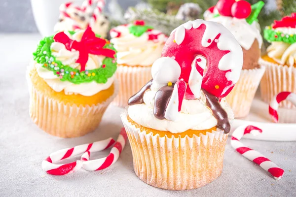 Lustige Weihnachtskuchen Hausgemachte Süße Cupcakes Mit Zuckerglasur Form Auf Weihnachtsdekoration — Stockfoto