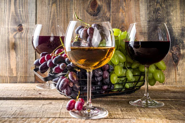 Bicchieri Con Vino Vino Rosso Bianco Calici Con Uva Sfondo — Foto Stock