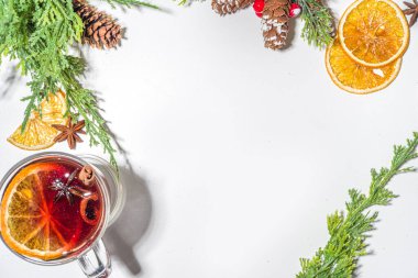 Sıcak şarap, geleneksel sonbahar alkollü içki, tarçın, anason ve portakallı Noel süslemeli arka plan fotokopi alanı.