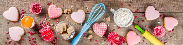 バレンタインデーの料理の背景 甘いバレンタインケーキやハート型のクッキーのための道具や成分 木製の背景コピースペース — ストック写真