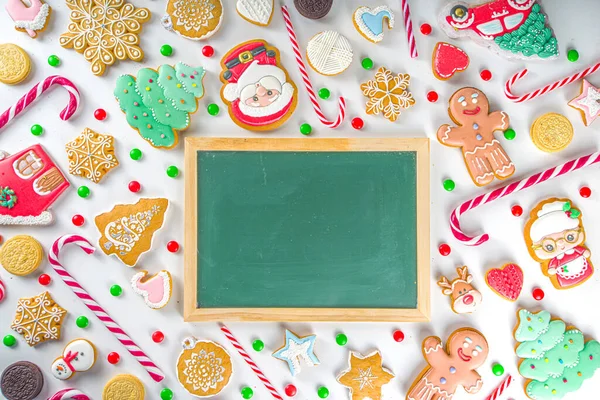 クリスマスのお菓子セット お祝いのクリスマスとお正月のお菓子 伝統的なキャンディとクッキーを盛り合わせ お菓子 ジンジャーブレッド お菓子 シンプルなパターントップビューとフラットレイ — ストック写真