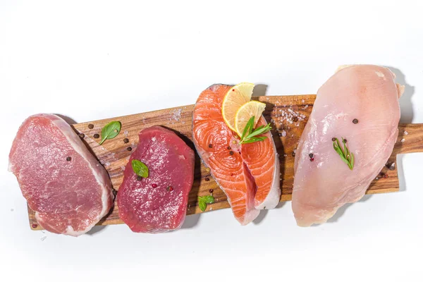 Diverse Natuurlijke Voeding Eiwitrijke Bronnen Varkensvlees Rundvlees Steaks Kipfilet Eieren — Stockfoto