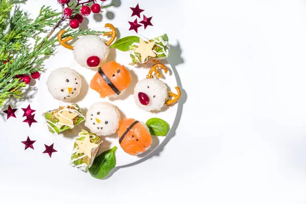Weihnachts Sushi Set Mit Witzig Dekorierten Rollen Wie Weihnachtsmann Hirsch — Stockfoto
