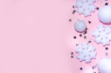 Yumuşak bir Noel konsepti. Şenlikli Noel arkaplanı pofuduk dekorasyon malzemeleri, xmas balosu, hediye kutuları, yapay kar ve pembe renkli arka plan fotokopisi üzerinde parlak yıldızlar.