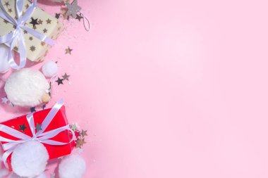 Yumuşak bir Noel konsepti. Şenlikli Noel arkaplanı pofuduk dekorasyon malzemeleri, xmas balosu, hediye kutuları, yapay kar ve pembe renkli arka plan fotokopisi üzerinde parlak yıldızlar.