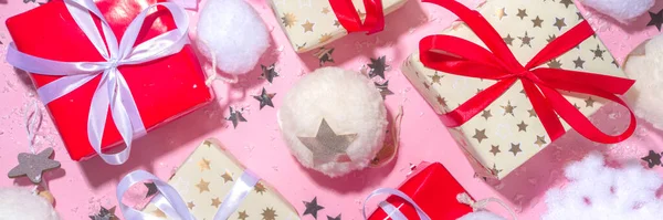 毛绒绒的圣诞概念 圣诞背景 配有蓬松的装饰品 圣诞舞会 礼品盒 人造雪和粉色背景下闪亮的星星复制空间 — 图库照片
