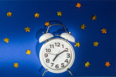 Beyaz alarmlı yuvarlak ritimler, gece gündüz arkaplan düz kopya alanı