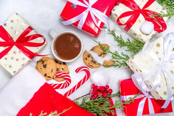 Kreativer Gestaltungsrahmen Mit Vielen Geschenkboxen Christbaumzweigen Tannenzapfen Heißer Schokoladentasse Weihnachtssüß — Stockfoto
