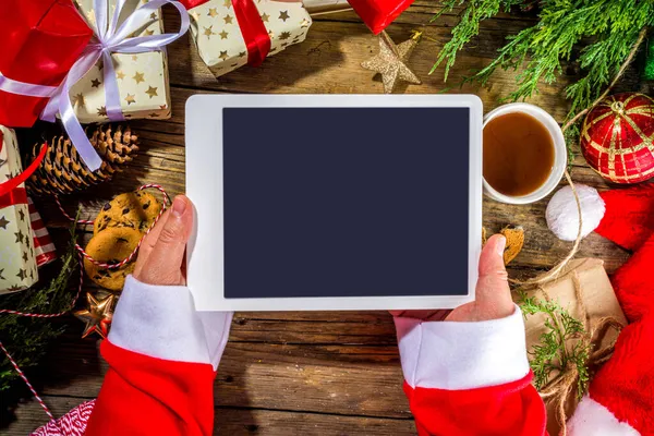 Santa Manos Con Tablet Decoración Navidad Muchas Cajas Regalo Lista — Foto de Stock