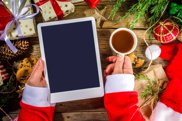 Santa Manos Con Tablet Decoración Navidad Muchas Cajas Regalo Lista — Foto de Stock