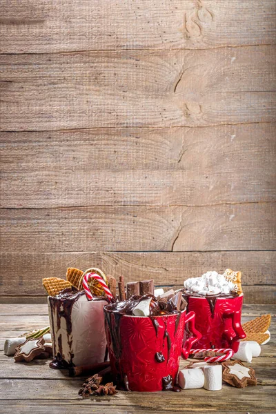 Χριστουγεννιάτικο Στυλ Υπερφορτωμένο Ζεστό Κούπες Σοκολάτας Διάφορα Toppings Φέτες Σοκολάτας — Φωτογραφία Αρχείου