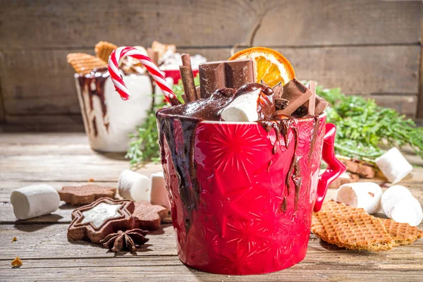 Noel Tarzı Aşırı Yüklü Sıcak Çikolata Bardakları Çeşitli Malzemelerle Çikolata — Stok fotoğraf