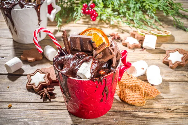 Vánoční Styl Přetížené Horké Čokoládové Hrnky Různými Polevy Čokoládové Plátky — Stock fotografie