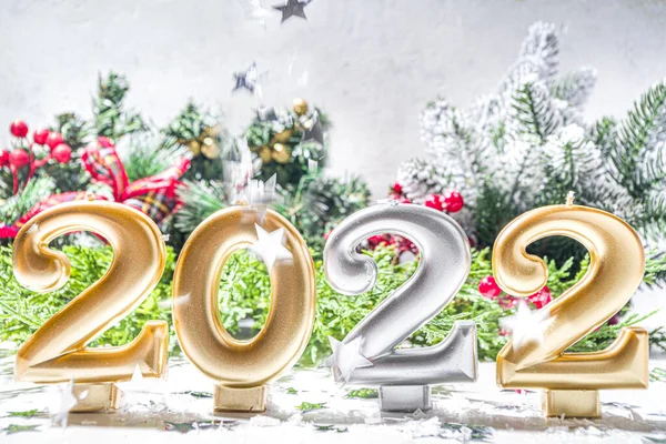 2022 yılbaşı tebrik kartı geçmişi, 2022 bayram mumlu bayrak, gümüş yıldız dekor, Noel ağacı dalları ve yapay kar.