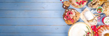 Noel malzemesi ev yapımı pişirme tatlısı. Çeşitli geleneksel Noel pastası pastası, meyveli kek, çalgı, zencefilli ekmek, bisküvi, panettone. Fırın menüsü, Noel ziyafeti davetiyesi 