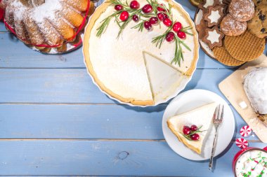 Ev yapımı Noel pastaları, pudra şekeri, kızılcık ve biberiyeli tatlı cheesecake turtası. Noel ve Yeni Yıl şenlikli pişirme geçmişi