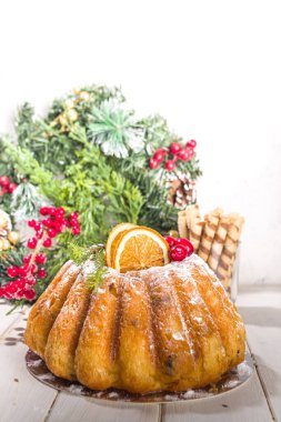 Ev yapımı Noel pastası, Noel ağacı dalı ve kurutulmuş portakal dekoru, Noel ve yeni yıl şenlikli pişirme geçmişi.