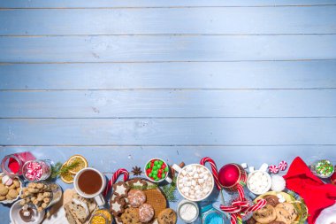 Noel sıcak çikolata partisi barı, kış kakao büfesi bir sürü sıcak çikolata kupası, çeşitli malzemeler, serpiştirmeler, tatlı mezeler.