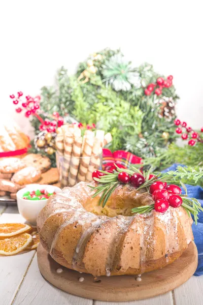 Hausgemachtes Weihnachtsgebäck Süßer Obstkuchen Mit Puderzucker Preiselbeeren Und Rosmarin Weihnachten — Stockfoto