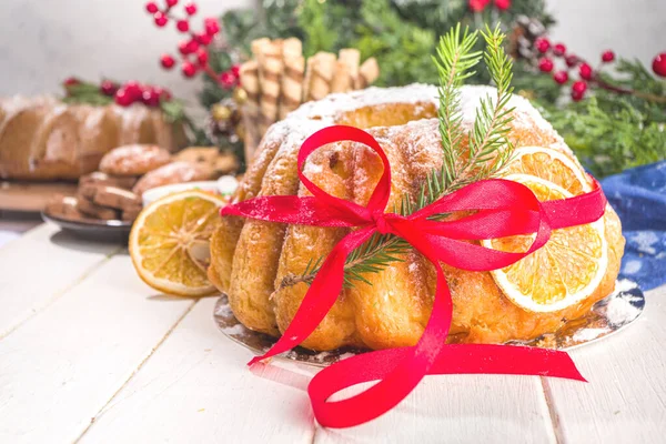 Hausgemachtes Weihnachtsgebäck Aus Panettone Mit Tannenzweig Und Getrocknetem Orangendekor Hintergrund — Stockfoto