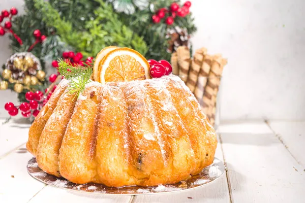 Pastel Panettone Navidad Casero Con Rama Árbol Navidad Decoración Naranja — Foto de Stock