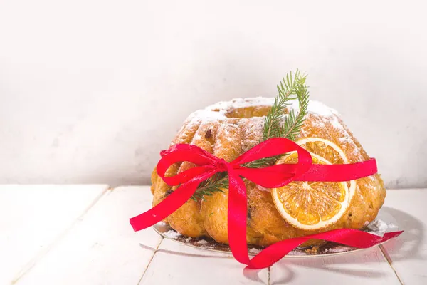 Hausgemachtes Weihnachtsgebäck Aus Panettone Mit Tannenzweig Und Getrocknetem Orangendekor Hintergrund — Stockfoto