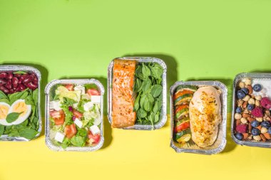 Sağlıklı yemek menüsü, kurye yemek teslimatı beslenme çantası. Biftek eti, tavuk fileto, balık ve sebzeler paketlerde. Günlük yemek diyet planı teslimatı, paket servisi, online sipariş konsepti.