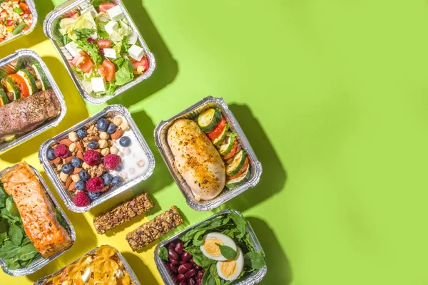 Sağlıklı yemek menüsü, kurye yemek teslimatı beslenme çantası. Biftek eti, tavuk fileto, balık ve sebzeler paketlerde. Günlük yemek diyet planı teslimatı, paket servisi, online sipariş konsepti.