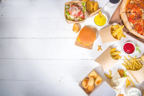온라인으로 음식을 주문하는 패스트푸드 종류의 감자튀김 햄버거 샐러드 — 스톡 사진